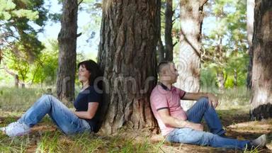 <strong>男女关系</strong>的概念.. 一对夫妇坐在树旁边。 冲突，情绪，怨恨